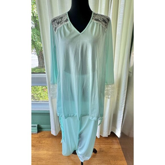 Vintage 80s pyjama, mint green, wide white lace details, long sleeves, tie belt - Picture 7 of 10